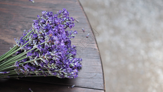 木质板桌上的紫色熏衣草花团或花束蓝色植物群乡村草本植物温泉疗法薰衣草叶子桌子香味图片
