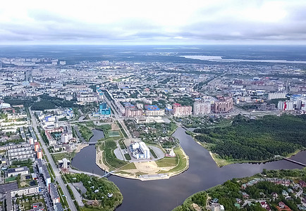 从上面看苏尔古特市 亨特斯曼西自治区 鸟眼观的阴暗城市建筑烟斗环境建筑学板房历史城市化游客抵押工业区图片