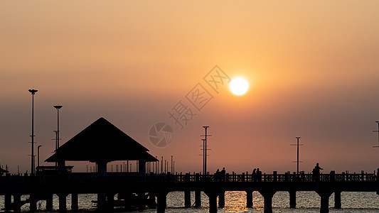 泰国码头和日落 在邦山海滩海岸支撑太阳海洋旅行地平线阳光海景天空假期图片