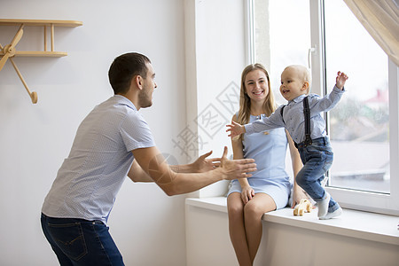 妈妈 爸爸和小儿子在家玩 年轻家庭有孩子了童年窗台乐趣青年母亲微笑男生男人儿子游戏图片