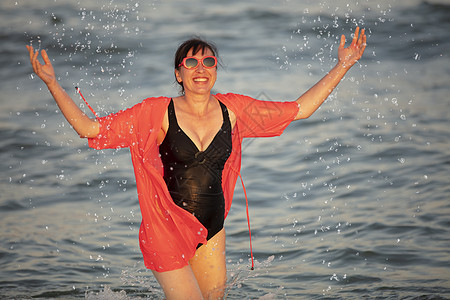 在海中快乐的女子 喷着水花身体海滩老年造型假期女士成人蓝色女孩太阳图片