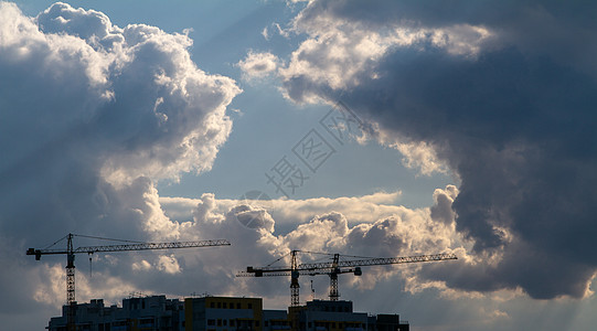 日落时 在灰云的背景下建造起重机图片