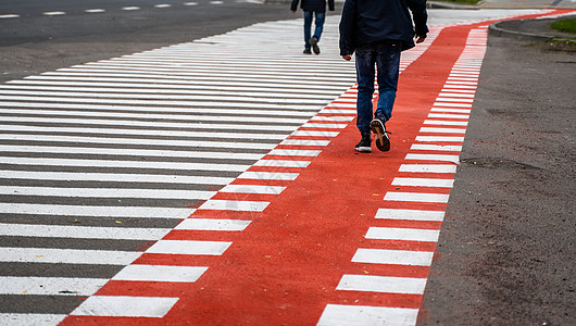 2020年5月10日 卫士在自行车路上行走地面城市路线警告沥青男人安全交通途径运动图片