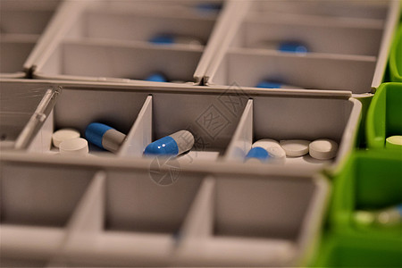 使用用平板药箱制作的不同药片口服药店蓝色剂量止痛药白色疾病胶囊痛药绿色图片