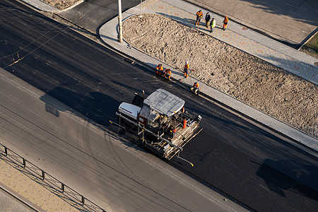 2020年9月10日 工业沥青帆车在街上的道路建设工地铺设新的沥青施工铺路多层街道劳动者车道机器柏油压实机工人图片