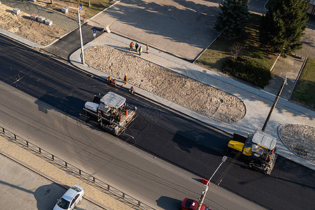 2020年9月10日 工业沥青帆车在街上的道路建设工地铺设新的沥青压实机多层铺路装载机路面机器车轮街道终结者工人图片