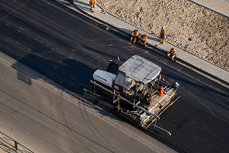 2020年9月10日 工业沥青帆车在街上的道路建设工地铺设新的沥青苦工工人振动器活动多层路面街道振动车道平板图片