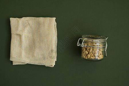 一套生态友好型棉袋 玻璃罐和坚果无塑料生活方式概念绿色表面的天然和可再用物品附件 在绿地上使用玻璃工具竹牙刷竹子海绵卫生厨房棉布图片