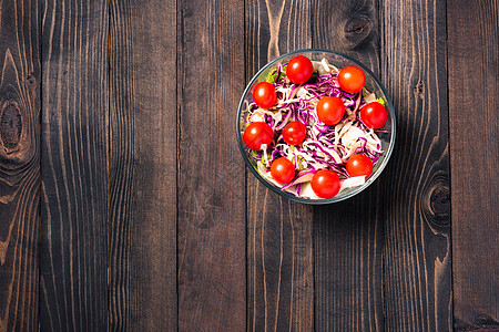 沙拉沙碗加西红柿新鲜混合菜蔬菜盘子草药菠菜黄瓜树叶洋葱食谱桌子午餐食物图片