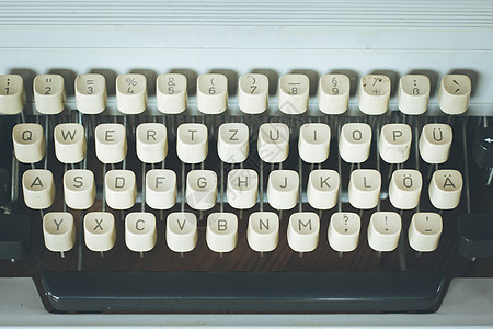 木制桌上的老式旧式打字机故事新闻业时光作者时间作家创造力日记写作博客图片