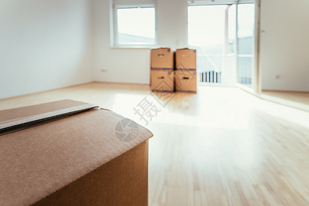 移动 纸板 用于搬入新的 清洁和亮亮的家的盒子木地板包装财产地面房地产阳光房子搬迁销售房间图片