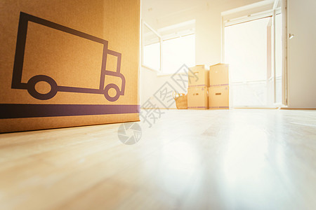 移动 纸板 用于搬入新的 清洁和亮亮的家的盒子公寓搬迁住宅房地产包装送货阳光木地板投资抵押图片