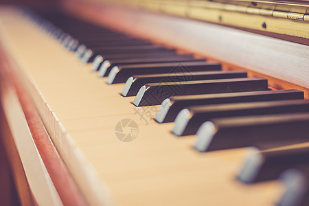 音响钢琴 近距离拍摄古典钢琴钥匙 有选择性的焦点学习键盘教育乡村音乐娱乐乐器旋律居住音乐会背景图片
