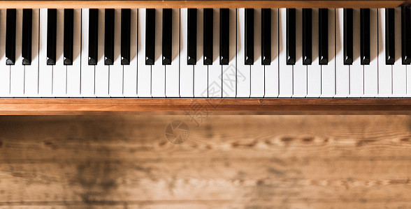 旧木制木制钢琴钥匙 木制模糊地板教育旋律学习木头地面古董音乐乡村笔记爵士乐背景图片