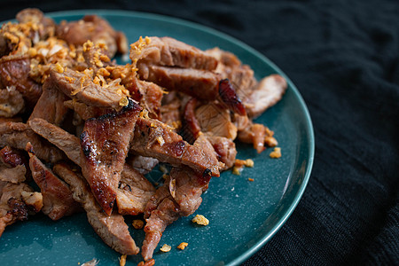 烤猪颈肉和烤猪肠 用炸大蒜装饰 泰国当地美食 这是一种很受欢迎的食物 你可以在街头食品店找到它烹饪营养油炸享受餐厅文化小吃脖子午图片