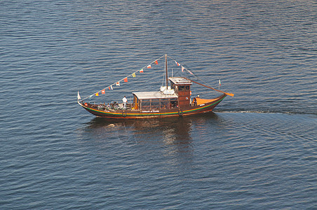 葡萄牙波尔图杜罗河上的船只蓝色天气血管藤蔓港口运输文化建筑木桶景观图片