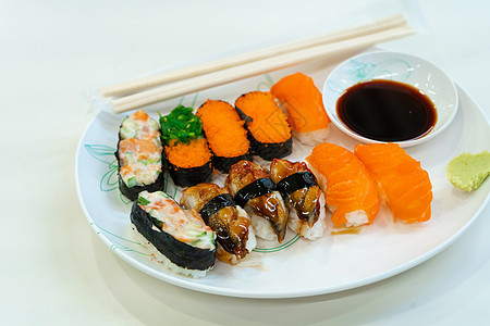 商场食品法院的一盘新鲜寿司食物餐厅大豆海鲜美食桌子鳗鱼饮食厨房盘子图片