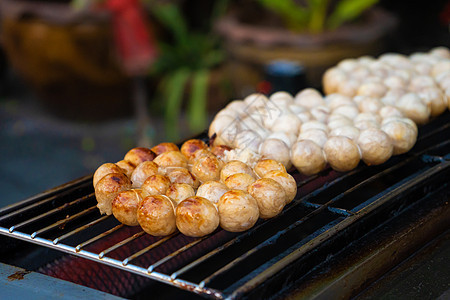亚洲街头食品市场露天炉灶的肉丸被炸成灰图片
