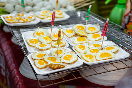 泰国的街头食物 炸鸡蛋 炒鸡蛋带走图片