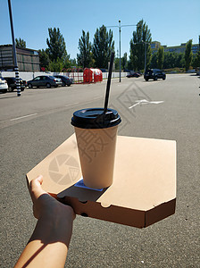 手拿着披萨和一杯热饮的木箱 快餐送走盒子午餐咖啡包装杯子产品送货餐厅安全商业图片