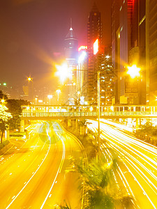 香港之夜的街道 香港市的夜光灯市中心交通运输街道展示摩天大楼建筑学人群广告场景图片