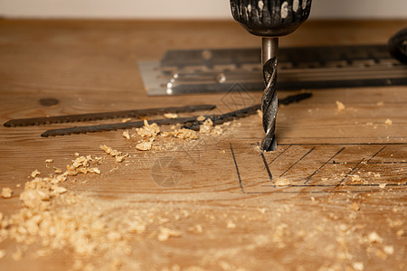 木材加工 用铅笔标记在木板上钻洞木匠力量硬件建造木头螺旋作坊材料锯末技术图片