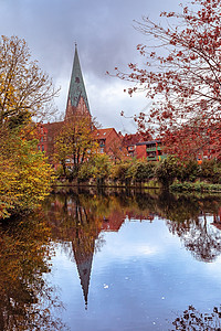 Luneburg 德国 圣约翰尼斯基奇之景与河流的反射图片
