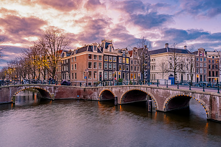 日落时荷兰阿姆斯特丹 日落时古老运河景观反射窗户地标首都旅行街道建筑场景城市图片