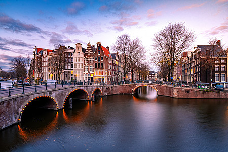 日落时荷兰阿姆斯特丹 日落时古老运河地标照明遗产旅行旅游景观历史房子建筑学建筑图片