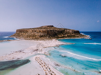 海滩是希腊最美丽的海滩之一 位于希腊岛游泳蓝色岩石天堂夫妻海岸女士游客热带海岸线图片