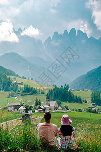 意大利多洛米特人意大利境内男女在空旷中色彩山峰高山旅行假期男人远足旅游冒险顶峰图片