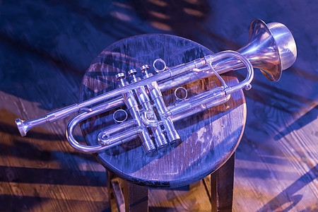 当代爵士乐 管乐器 铜管乐队 轻松的音乐 在线现场音乐 复古音乐 音乐会独奏小号 喇叭 爵士俱乐部 小号与舞台上的杯子静音 爵士图片
