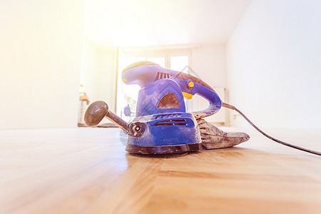 在家里翻新 用于刷新和研磨木面地板的游动工具地板标志承包商磨床木头木地板工艺木匠地面砂纸图片