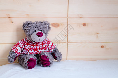泰迪梦想概念 泰迪熊坐在木床上就寝童年寝具问候酒店记忆玩具熊新生枕头明信片图片