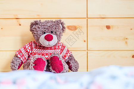 泰迪梦想概念 泰迪熊坐在木床上就寝新生孩子们枕头幸福家庭酒店寝具玩具童年图片