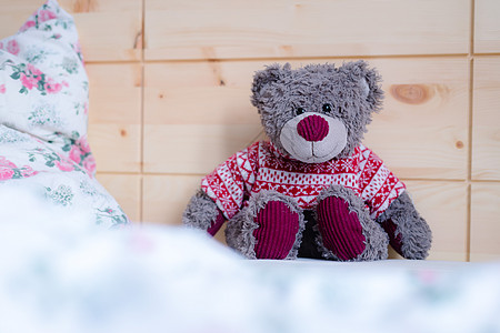 泰迪梦想概念 泰迪熊坐在木床上玩具酒店寝具玩具熊明信片房间就寝童年幸福问候图片