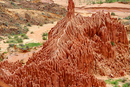 马达加斯加公园的砂岩构造和针头风景红色旅行石头地质学观光岩石地质胭脂红巡航图片