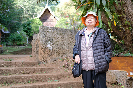 在公园休息放松的年老老年妇女 老年人休闲生活习惯 包括女士闲暇女性长老退休花园背景图片