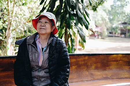 在公园休息放松的年老老年妇女 老年人休闲生活习惯 包括长老花园女性闲暇女士退休背景图片