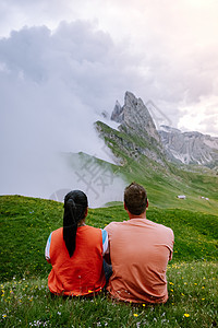 一对夫妇在度假远足 在 Seceda 峰上欣赏美景 特伦蒂诺上阿迪杰 白云岩阿尔卑斯山 南蒂罗尔 意大利 欧洲顶峰旅行山峰天线色图片