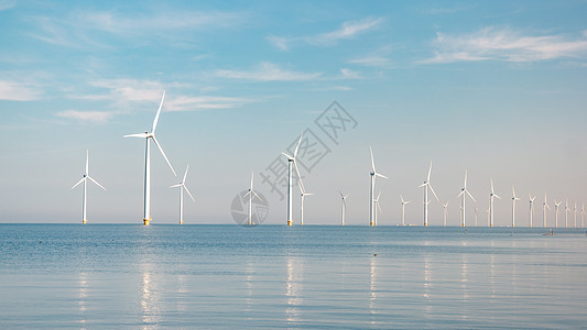 海上风车公园 有暴云和蓝天 海中风车公园场地植物发电机力量天空技术环境海洋生态蓝色图片