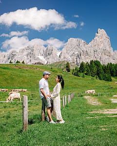 意大利多洛米特人意大利境内男女在空旷中旅行色彩假期高山冒险旅游山脉顶峰远足山峰图片