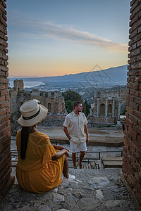 在意大利的背景之下 在Taormina参观了古希腊剧院的Ruins Taormina位于西西里岛东岸Messina市遗产石头历史图片