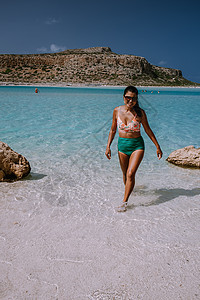 海滩是希腊最美丽的海滩之一 位于希腊岛海景海岸线热带游泳蓝色岩石海岸太阳夫妻旅游图片