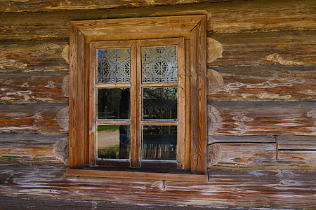 老房子里漂亮的木窗房子国家古董蓝色建筑建造天空框架玻璃历史性图片