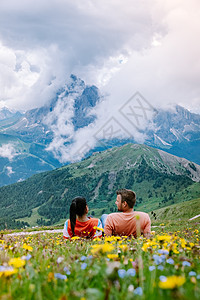 一对夫妇在度假远足 在 Seceda 峰上欣赏美景 多洛米蒂阿尔卑斯山 南蒂罗尔 意大利山峰旅行色彩顶峰假期天线高山图片