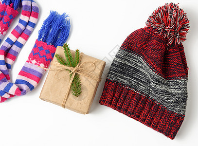 冬帽 礼物盒和白色背景的多色织衣围巾图片