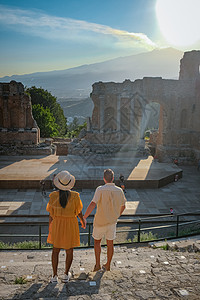 在意大利的背景之下 在Taormina参观了古希腊剧院的Ruins Taormina位于西西里岛东岸Messina市石头房子大教图片