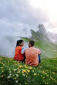 一对夫妇在度假远足 在 Seceda 峰上欣赏美景 特伦蒂诺上阿迪杰 白云岩阿尔卑斯山 南蒂罗尔 意大利 欧洲顶峰假期高山山峰旅图片