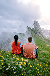 一对夫妇在度假远足 在 Seceda 峰上欣赏美景 特伦蒂诺上阿迪杰 白云岩阿尔卑斯山 南蒂罗尔 意大利 欧洲 Odle 山脉 图片